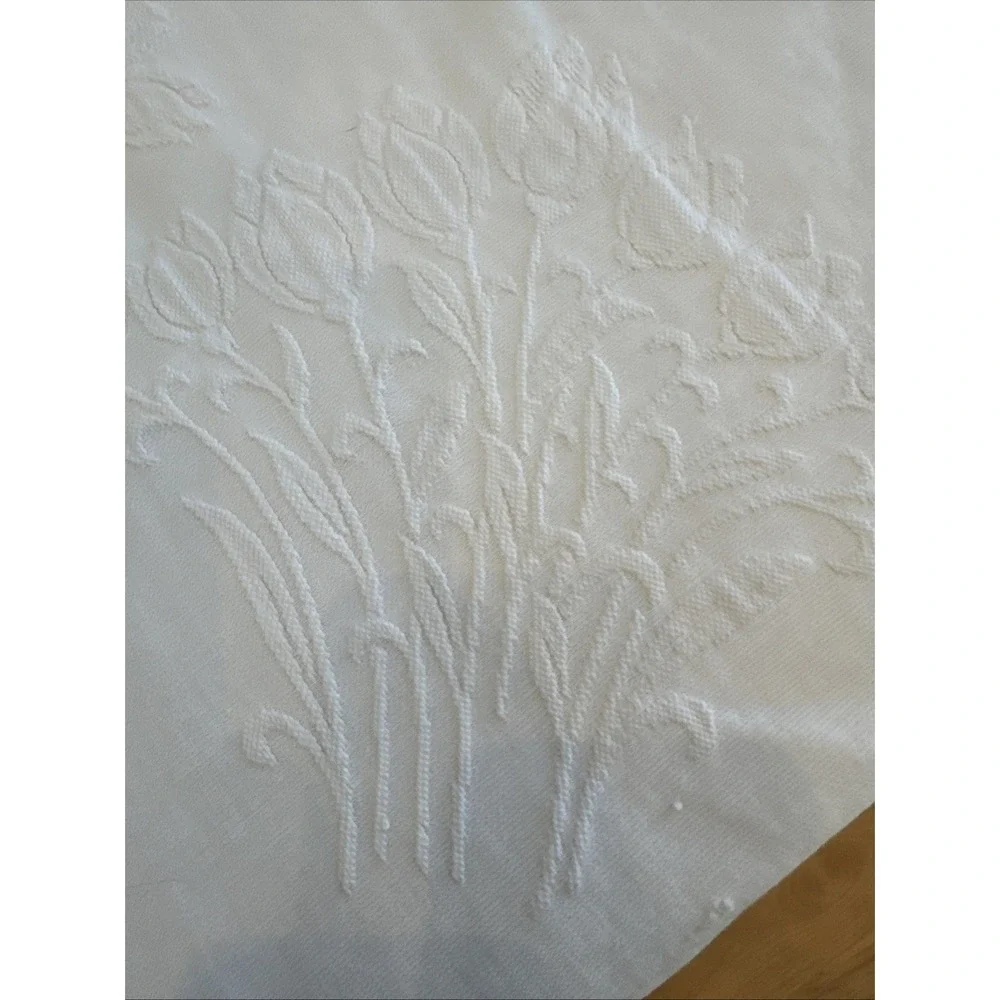Stunning vintage Cloth tablecloth embossed With Tulips No Stains 6ft X 6ft‎